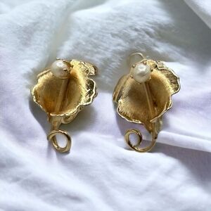 Vintage etched gold toned flower earrings with faux pearl clip on
